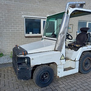 Nissan FV02 Zwaarlast Rangeer Trekker sleper (Toyota TD25)