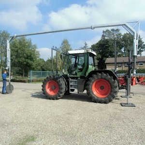 Tractor aquaduct liquid manure spreader