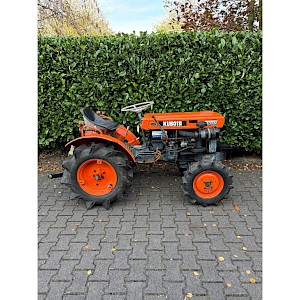 Kubota B7000