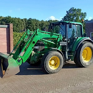 John Deere 6120 met voorlader en puinbak