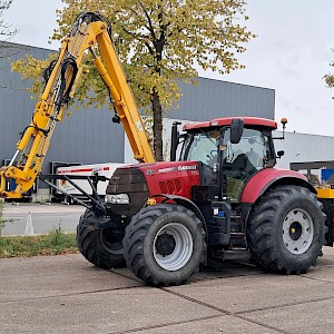 Case IH Puma 160 CVX met maaiarm Herder Grenadier