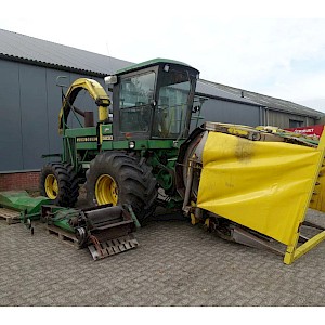 John Deere 5830