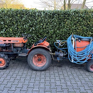 Kubota B7001 met veldspuit