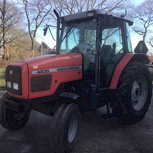 Massey Ferguson 4235