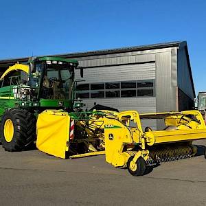 John Deere 7300