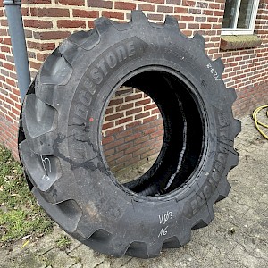 BRIDGESTONE BANDEN SET 540/65 - 28 TYPE VX - R NIEUW