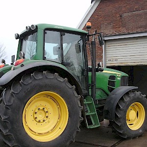 John Deere 6830