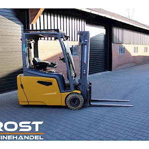 Jungheinrich EFG220 heftruck elektrische freelift triplex sideshift