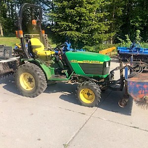 John Deere 4100 met fronhef en veegmachine en kenteken