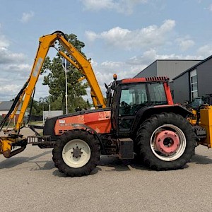 Valtra 8150 hitech met Bos maaiarm met klepelmaaier