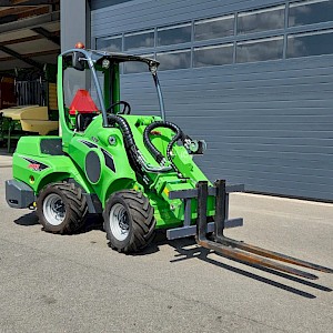 Avant 528TDL+ mini-shovel