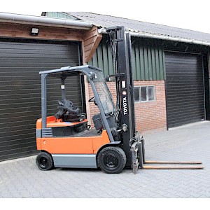 Toyota 7fbmf25 heftruck elektrische accu bj 2021 triplex sidesift lepelversteling