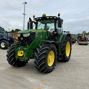 John Deere 6215R