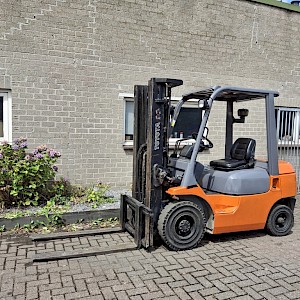 TOYOTA 7 FD25 Diesel heftruck TRIPLO 4,7m (LOW HOUR)