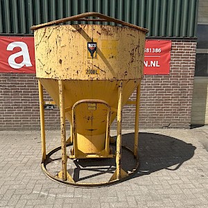 betonstortkubel staand rond onderlosser - Gebruikt concrete bucket