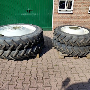 BKT 300/95 R46 en 270/95 R32.
