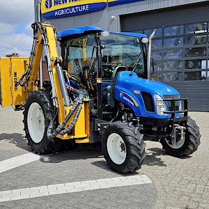 New Holland Boomer 3050 met Bos Maaiarm