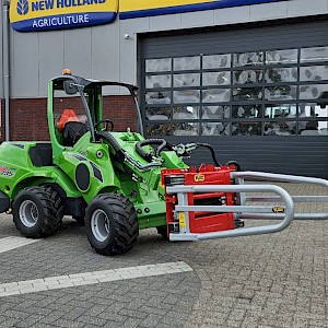 Avant Mini-shovel 735i met Kemp balenklem