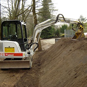Bijzonder nette originele Bobcat 325 minigraver, gewicht 2850 kg.