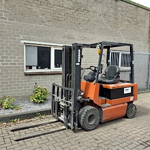 NISSAN 2,5 TON Triplo Heftruck