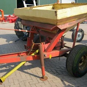 trailed fertilizer spreader