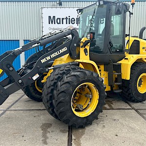 New Holland W130 C met dubbellucht