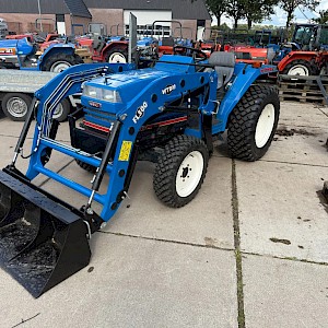Iseki TA247 met voorlader en Galaxy pro banden