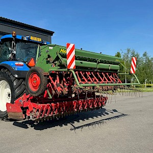 Lely Terra Rotorkopeg met Hassia DU 100 zaaimachine