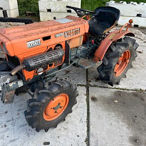 Kubota B7001 met werktuigen