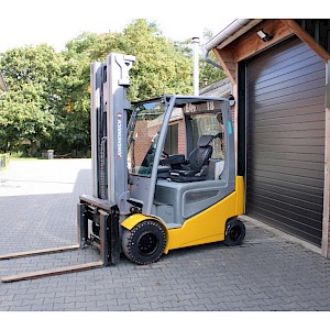 Jungheinrich EFG430 heftruck elektrische accubj 2022 triplex freelift sideshift lepelversteling