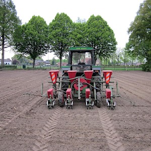Zeer nette en degelijke originele Nodet-Gougis Pneumasem II maïszaaimachine 4 rijen