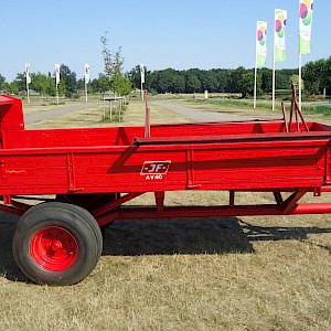 Uitzonderlijk nette originele -JF- AV40 landbouwwagen –meststrooier!