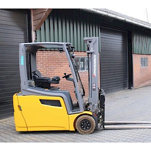 Jungheinrich EFG216 heftruck elektrische triplex lepelversteling sideshift