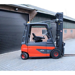 Linde E25 heftruck elektrische triplex lepelversteling sidesift
