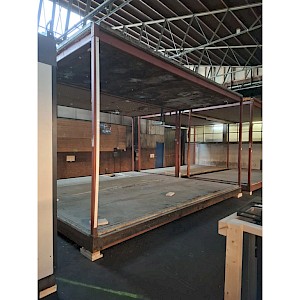 Stalen frame met betonvloer -