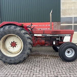 International 1046 wheel tractor