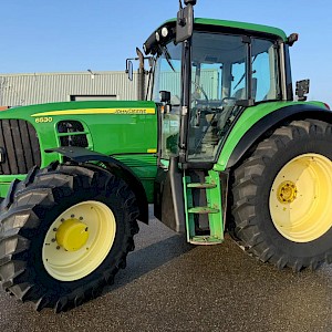 John Deere 6530