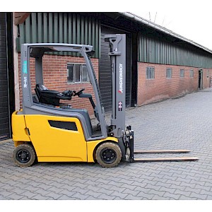 Jungheinrich EFG318k heftruck elektrische freelift triplex sideshift