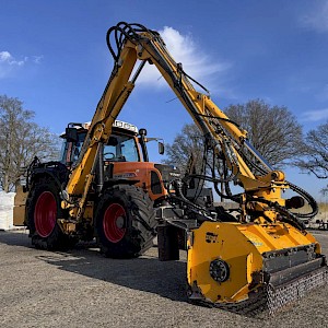 Fendt 412 VARIO met maaiarm HERDER