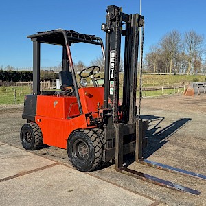 Te koop: Desta 3 tons dieselheftruck