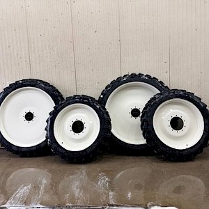 BKT 270/95 R54 + 270/95 R38 op velg Valtra