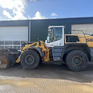 Liebherr 566 XPower wheel loader