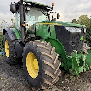 John Deere 7..230R