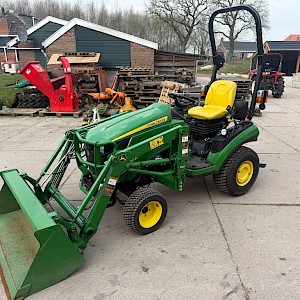 John Deere 1026R met voorlader  en veegmachine