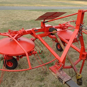 Zeer nette Stoll UM 320 hooischudder -hooihark (combi)