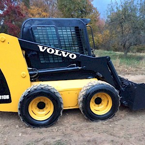 Volvo MC110 Skid Steer Loader CAB HEAT SNOW PLOW JCB TIRE
