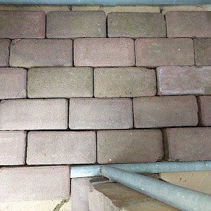 Zeer nette partij oude hard Gebakken straatstenen voor oprit of terras