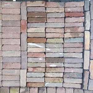 Zeer mooie (rest)partijen oude hard Gebakken straatstenen voor oprit of terras