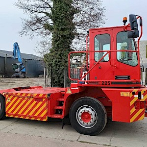 MOL yme225/4x2 terminal trekker full electric 80 ton