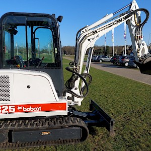 Bijzonder nette originele Bobcat 325 minigraver met sloopsorteerfunctie
